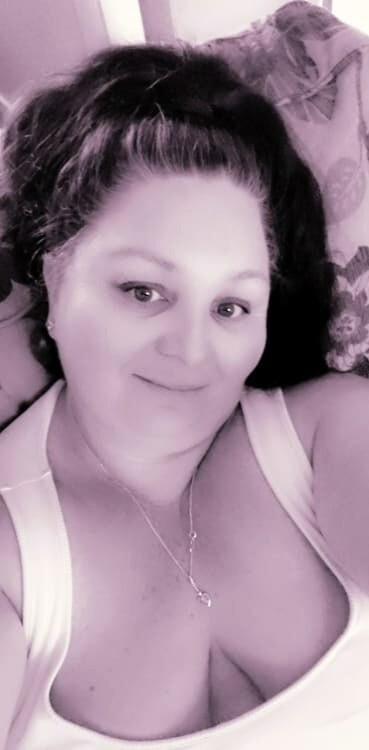 Curvy Mature Escort 