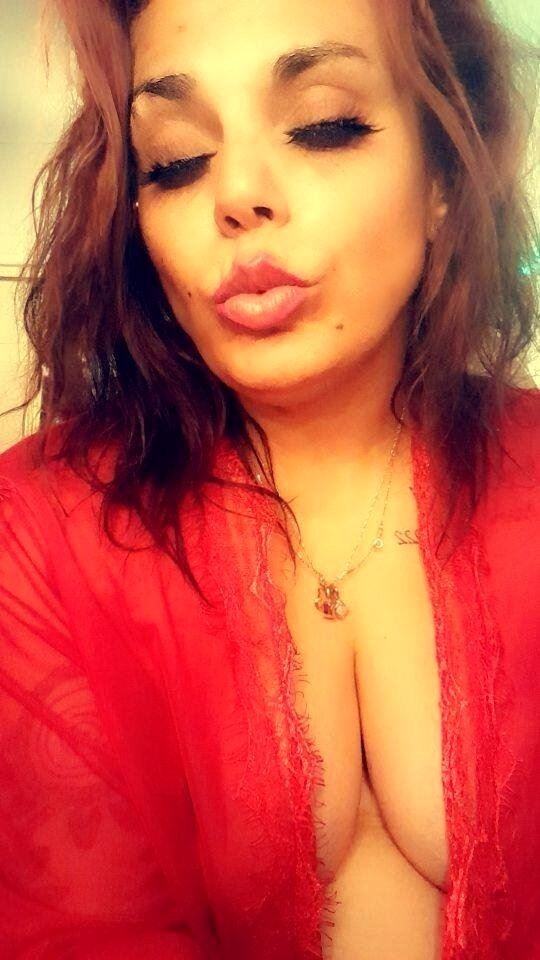 Curvy Brunette MILF Escort