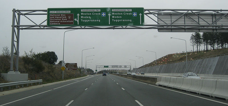 800px-Tuggeranong_Parkway_signage_gantries.jpg