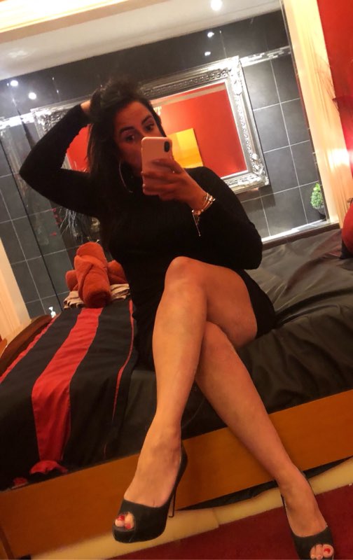 abbie long legs mirror.jpg