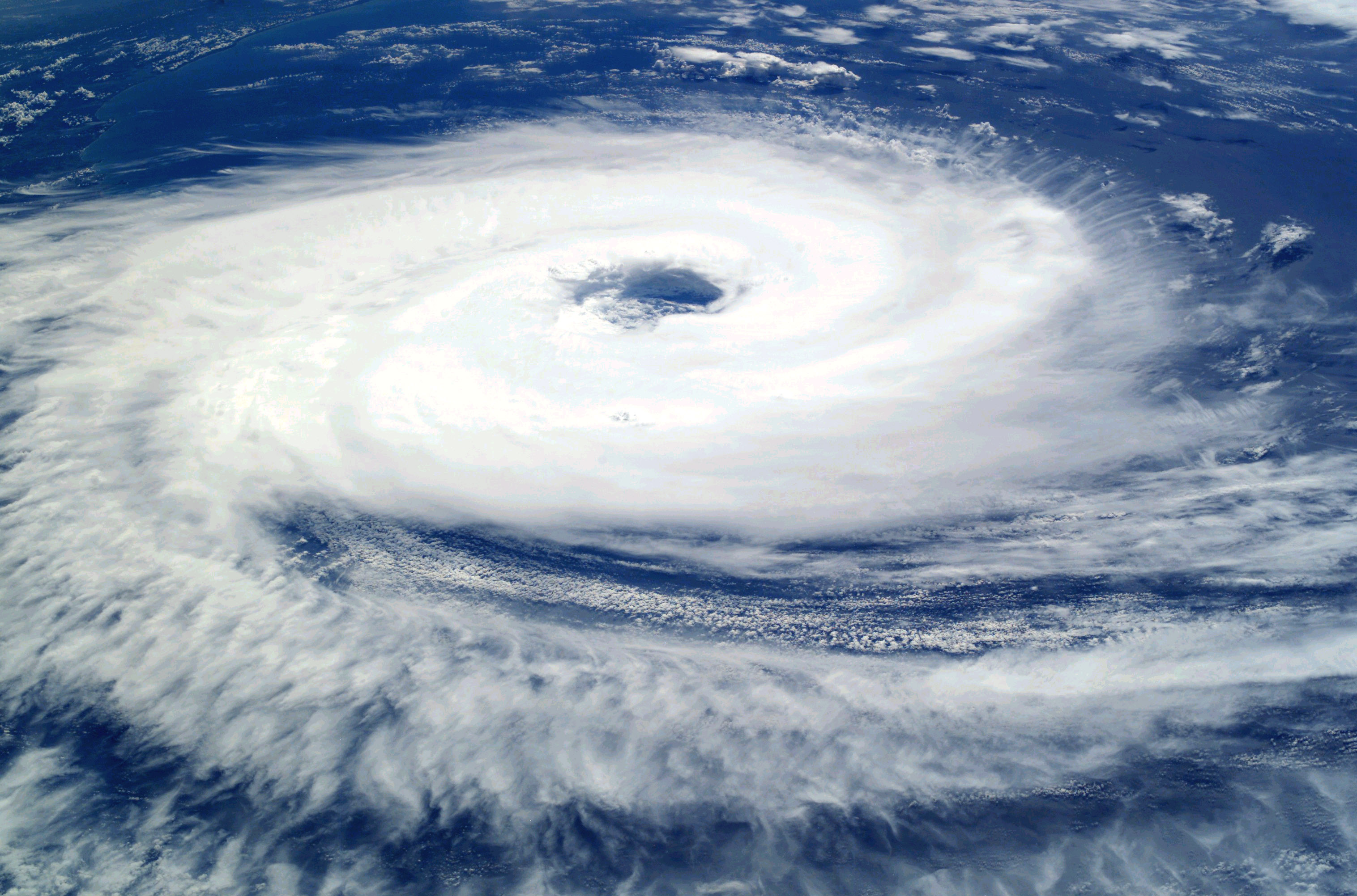 Cyclone_Catarina_from_the_ISS_on_March_26_2004.JPG