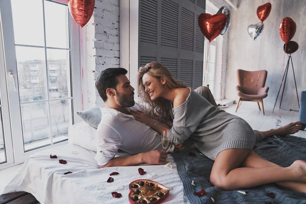 depositphotos_183867188-stock-photo-beautiful-young-couple-eating-chocolate[1].webp