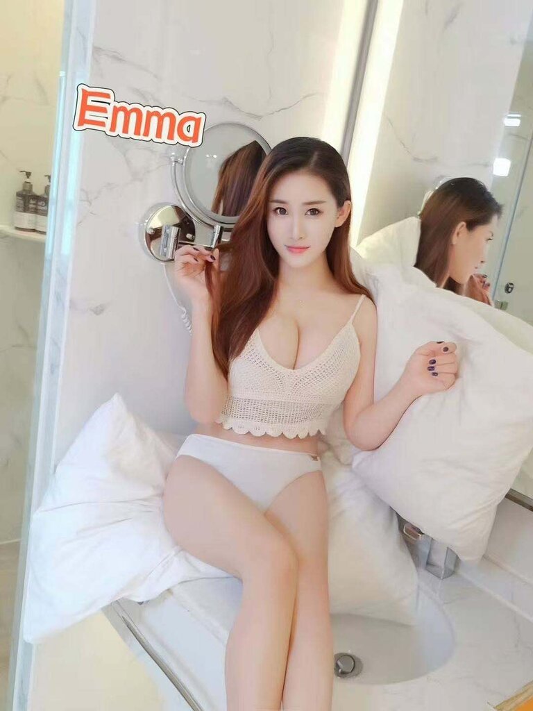 Emma  look a like.jpg