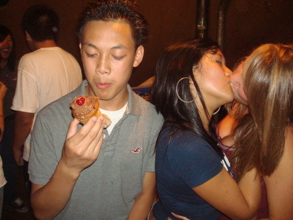 funny-boy-eat-cupcake-girls-kissing.jpg