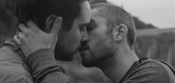 gay-music-blog-gay-men-kiss.jpg