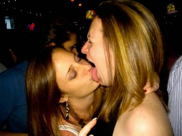 girls_kissing_21.jpg