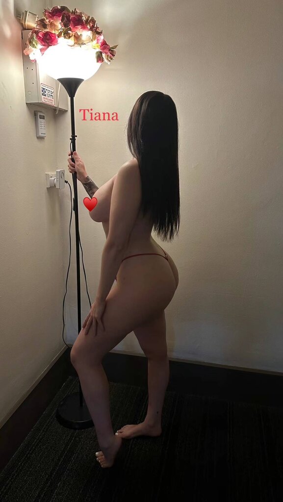 Tiana Swan lounge