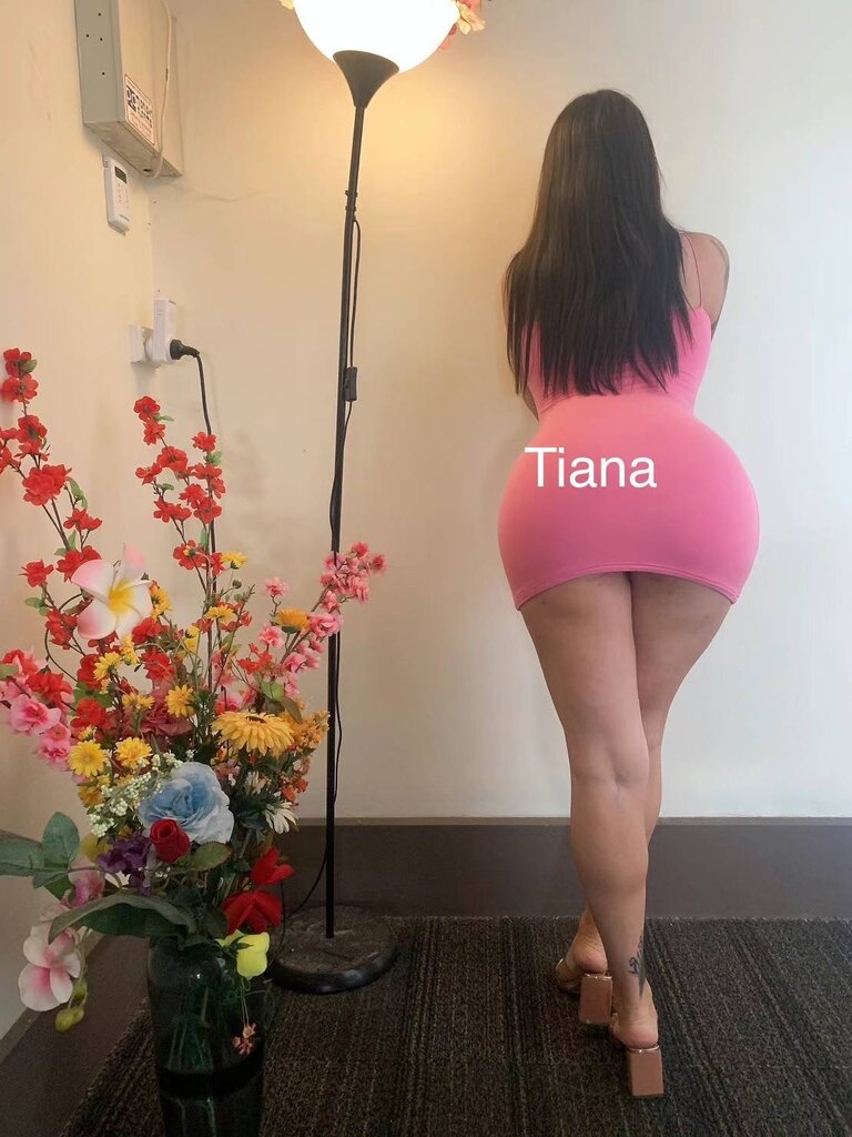 Tiana Swan lounge