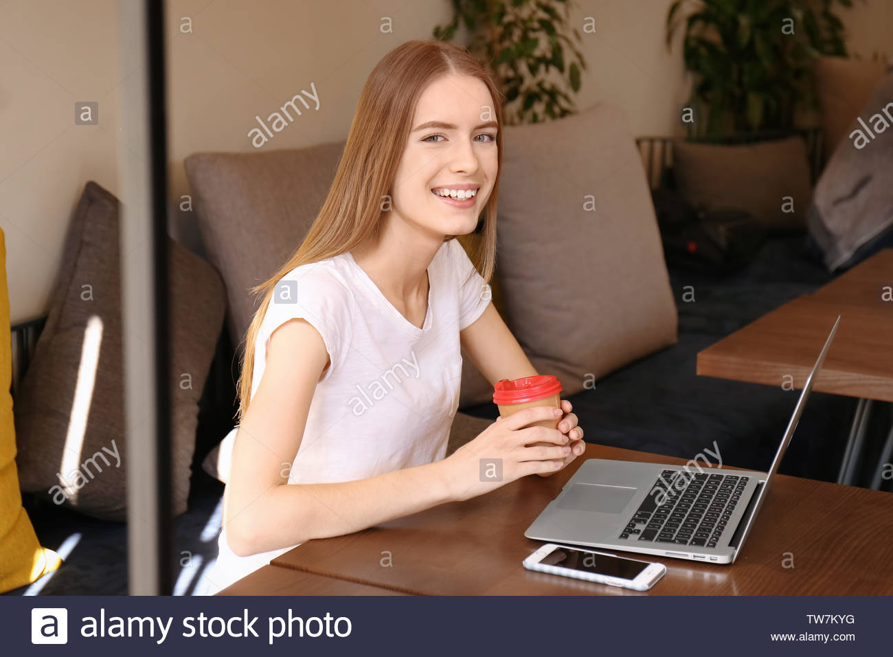 kiev-ukraine-september-28-2017-young-woman-using-apple-macbook-air-in-cafe-TW7KYG.jpg