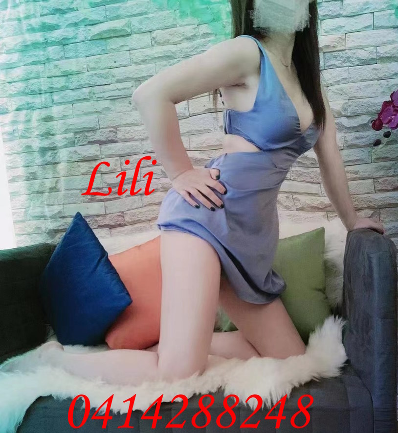 Lili Stunning masseuse