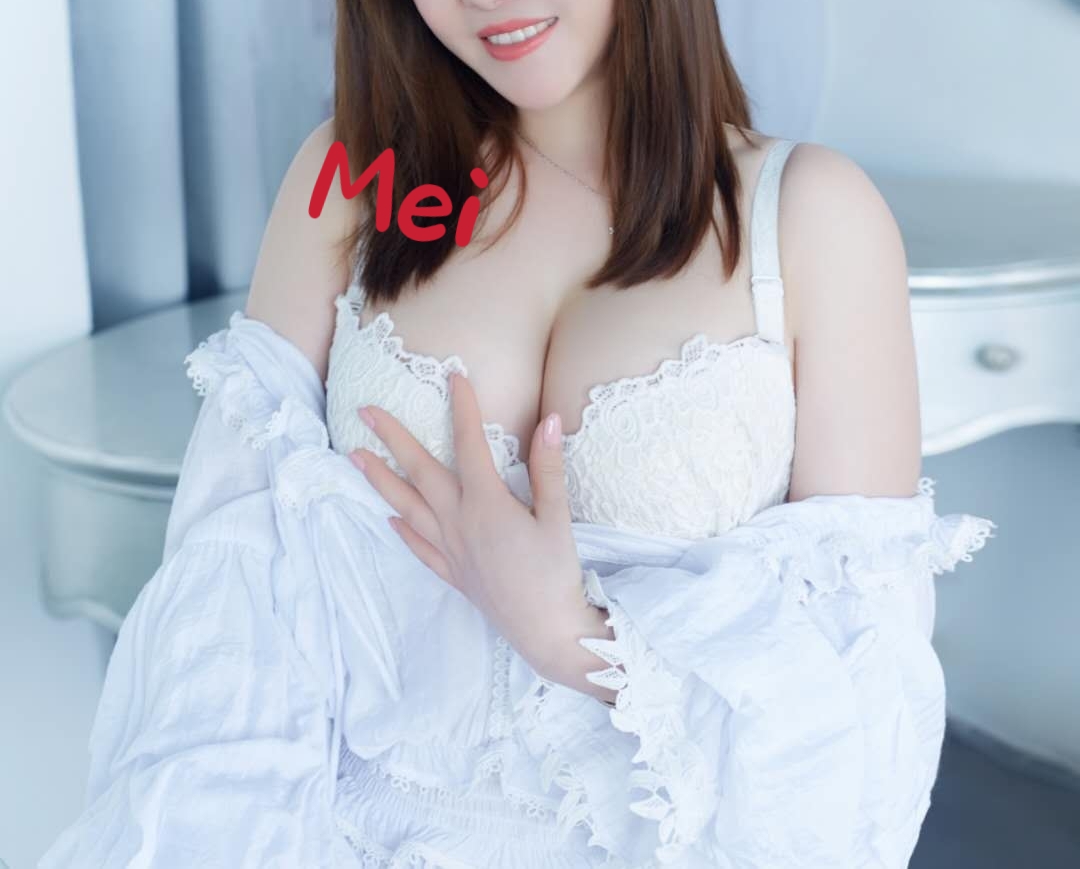 Mei Masseuse in Bikini