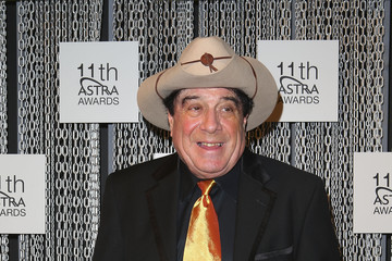 Molly+Meldrum+U4fCM_dZXWfm.jpg
