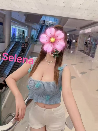 selena  shopping cnt compressed.jpg