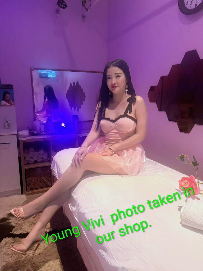 Vivi new photo in fl masssage room.jpg